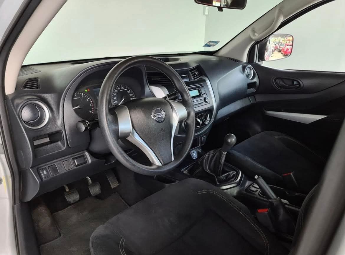 Nissan NP300 Doble Cabina foto 3