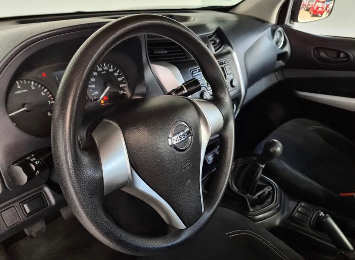 Nissan NP300 Doble Cabina foto 6