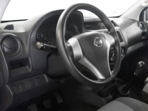 Nissan NP300 Chasis Cabina foto 6