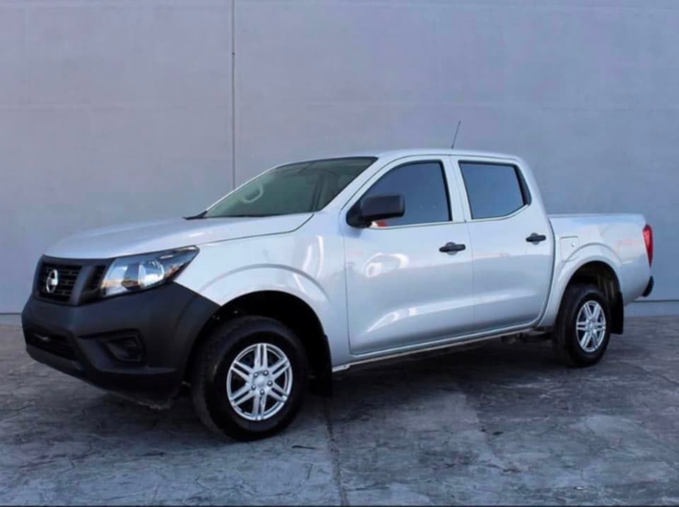 Nissan NP300 Doble Cabina foto 2