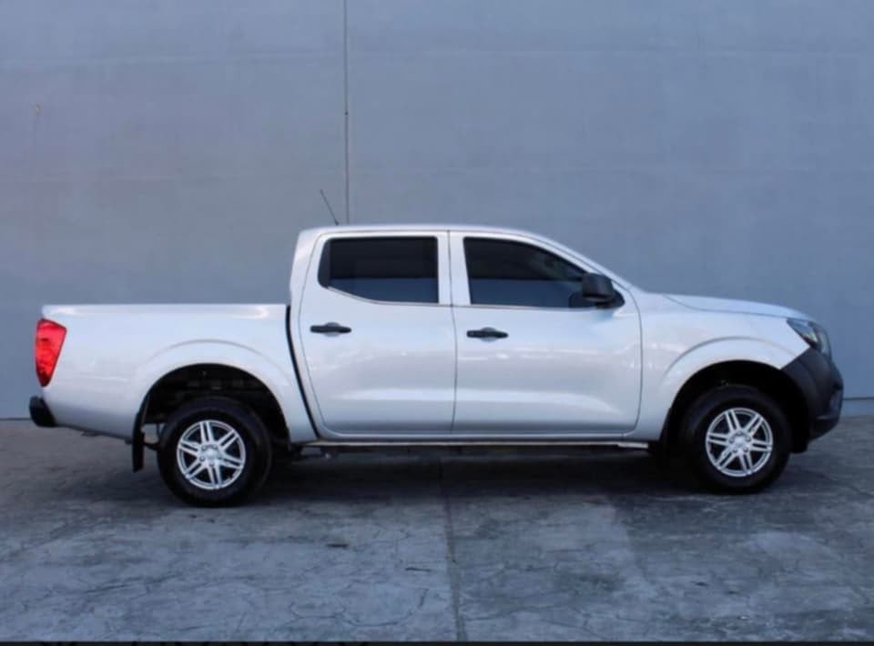Nissan NP300 Doble Cabina foto 3